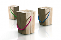 taburetes de madera con cuerdas de diferentes colores