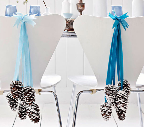 adornos de navidad para sillas de comedor con piñas pintadas