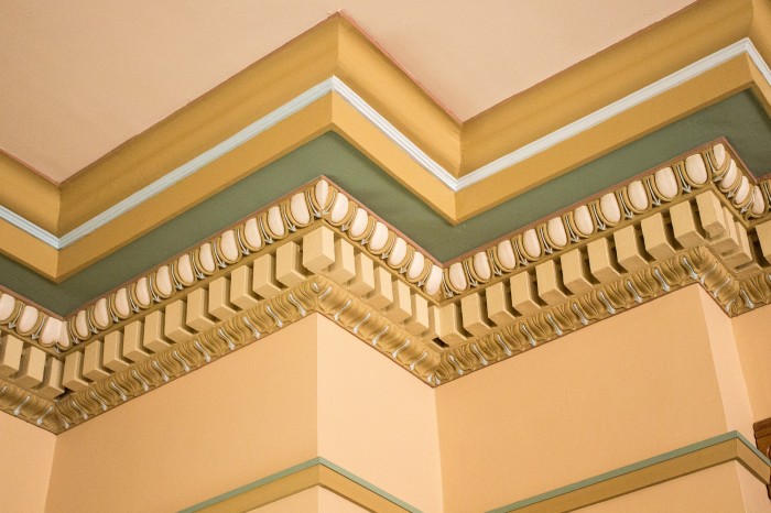decoración de techos altos con molduras en la pared