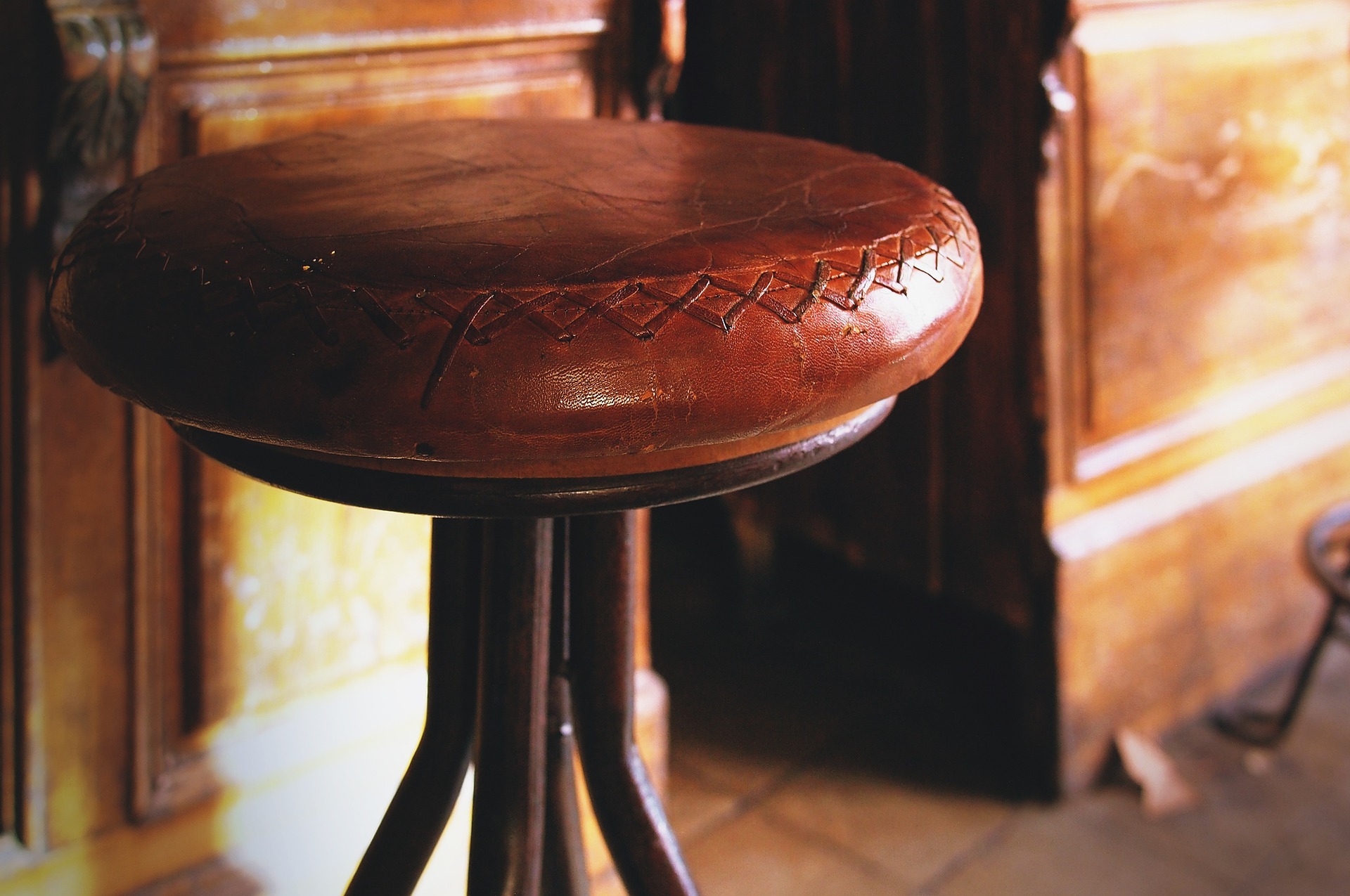 Taburetes pequeños en madera para proyectos.