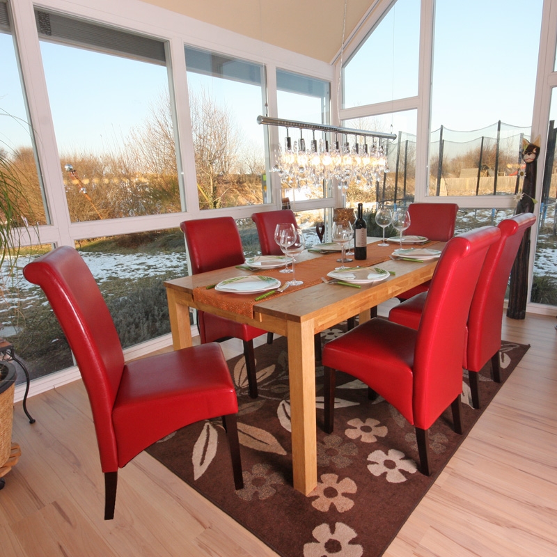 Lote 6 Sillas de Comedor M37, en cuero color rojo oscuro y patas en